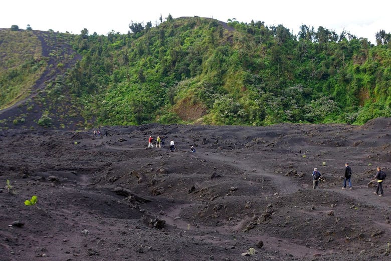 Turistas subiendo hacia el volcán