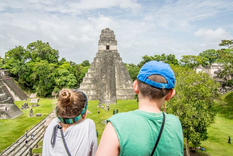 Visitantes contemplando un templo maya