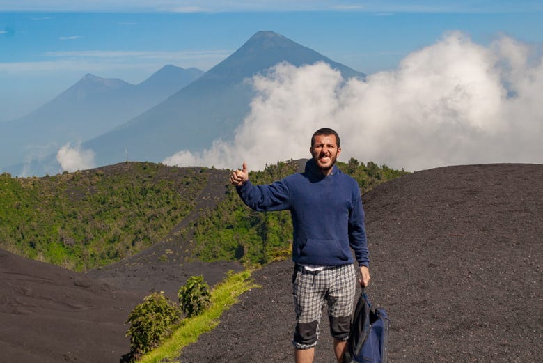 Turista durante la subida al volcán