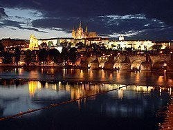 Castillo de Praga iluminado