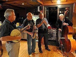 Musicos durante el crucero en barco