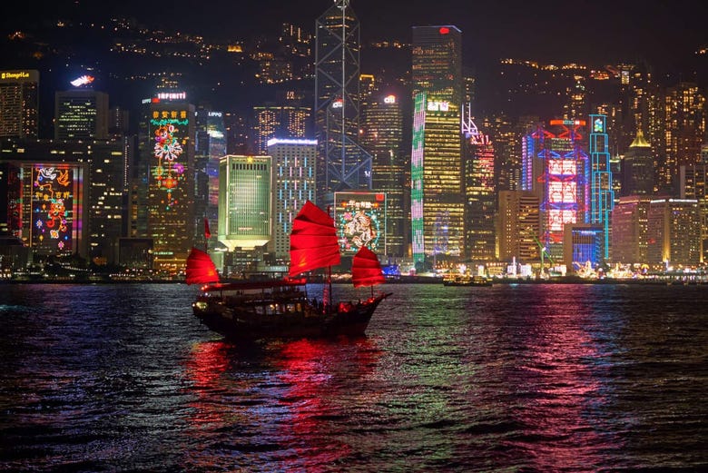 Barco Aqua Luna navegando de noche por Hong Kong