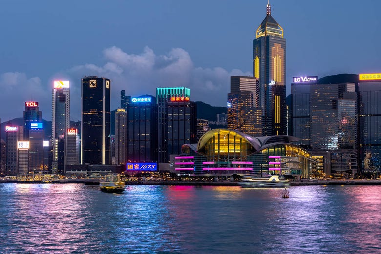 Distrito financeiro de Hong Kong ao anoitecer