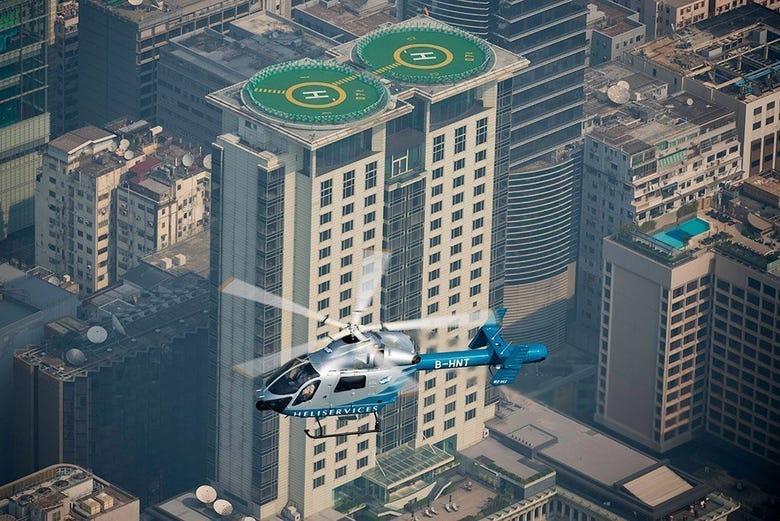 Un hélicoptère survolant Hong Kong