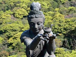 Estatua en el monte Ngong Ping