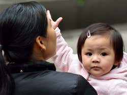 Niña saludando