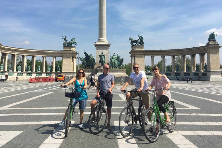 Tour in bici in Piazza degli Eroi