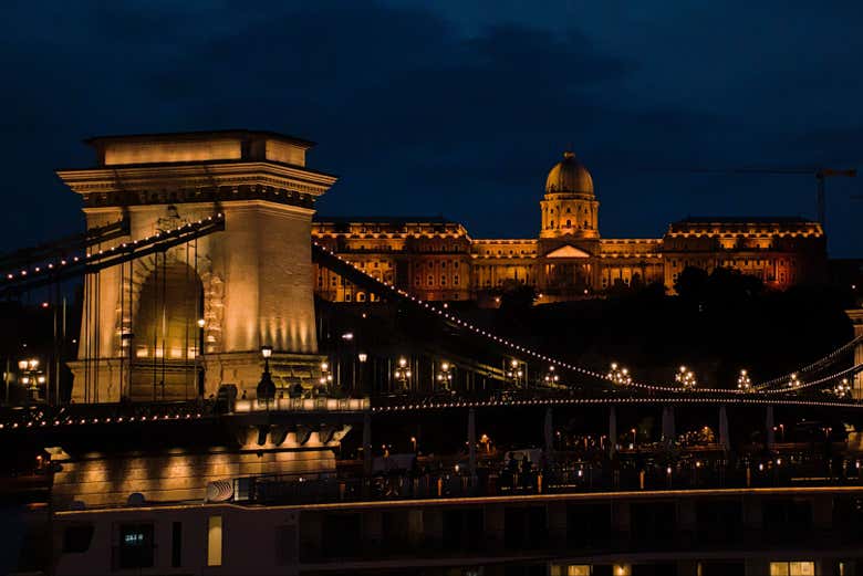 Disfrutando de Budapest de noche desde el barco
