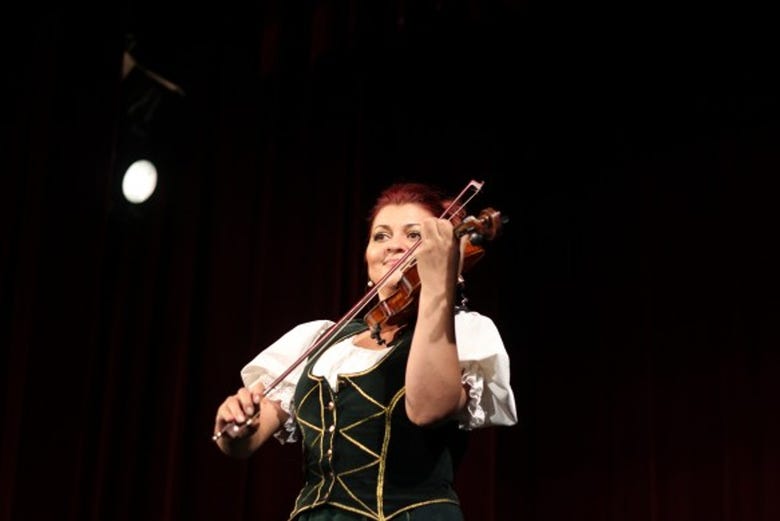 Violoniste hongroise pendant le spectacle