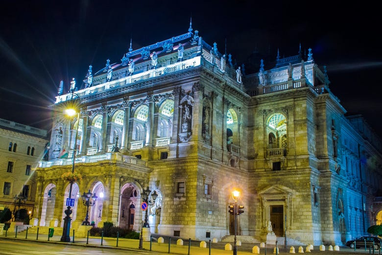Ópera Estatal de Budapest de noche