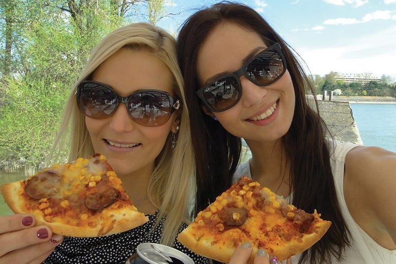 Disfrutando de una pizza en el Danubio