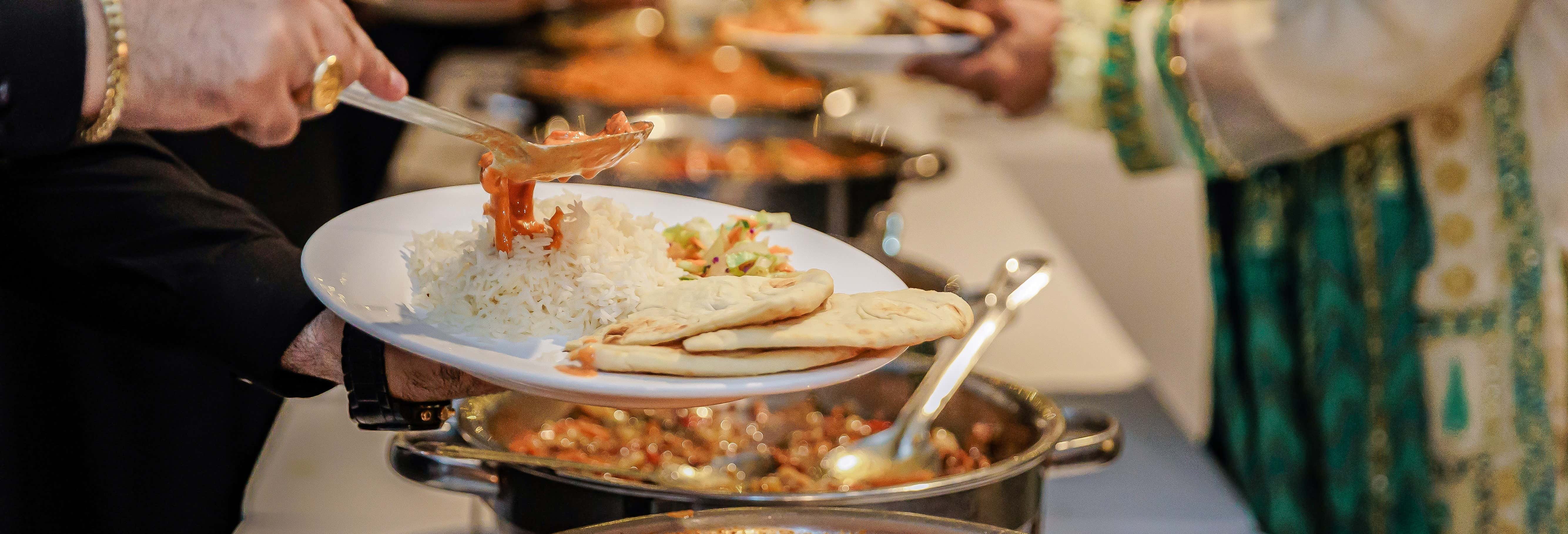 Clase de cocina y comida con una familia india