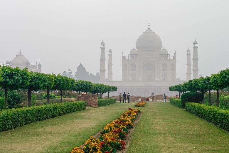 O Taj Mahal visto dos jardins Mehtab Bagh