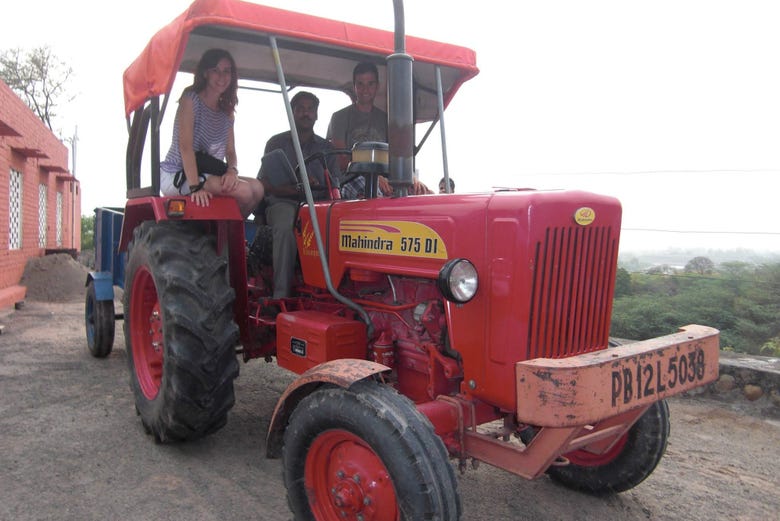 Recorriendo en tractor los campos de Agra