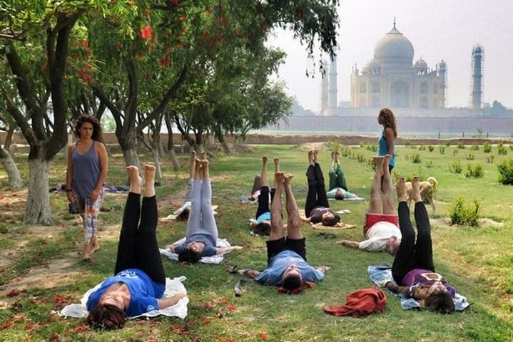 Yoga frente al Taj Mahal