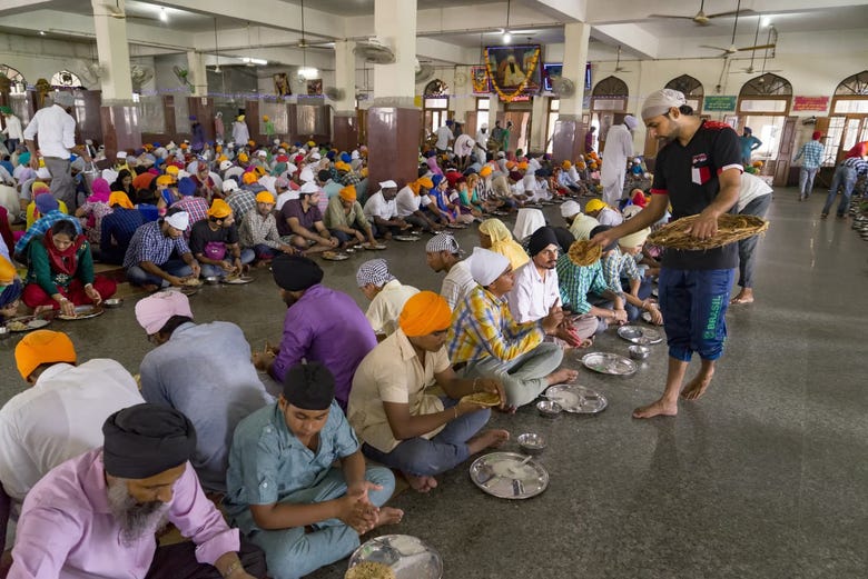 Pellegrini sikh nella Guru-Ka-Langar