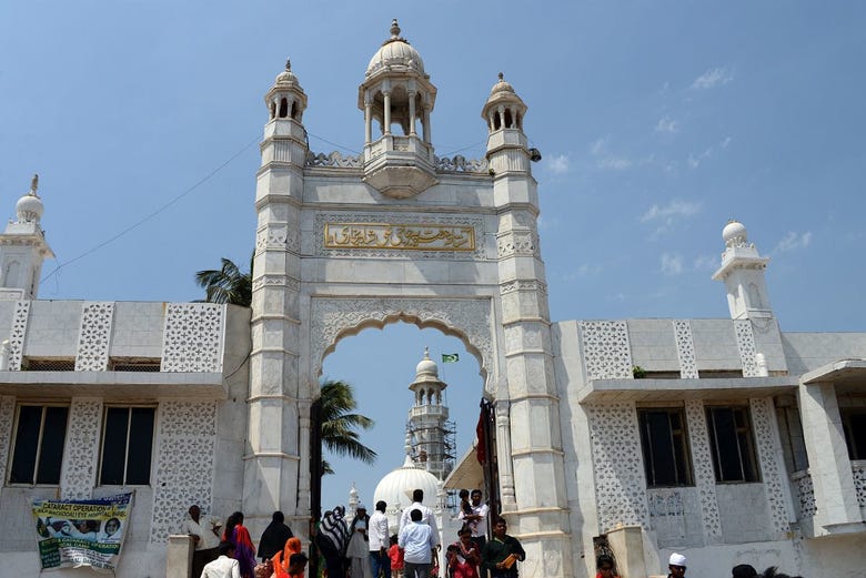 Entrada ao Haji Ali Dargah, mesquita e santuário