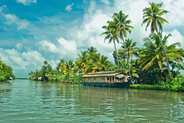 Casa flotante en los remansos de Kerala