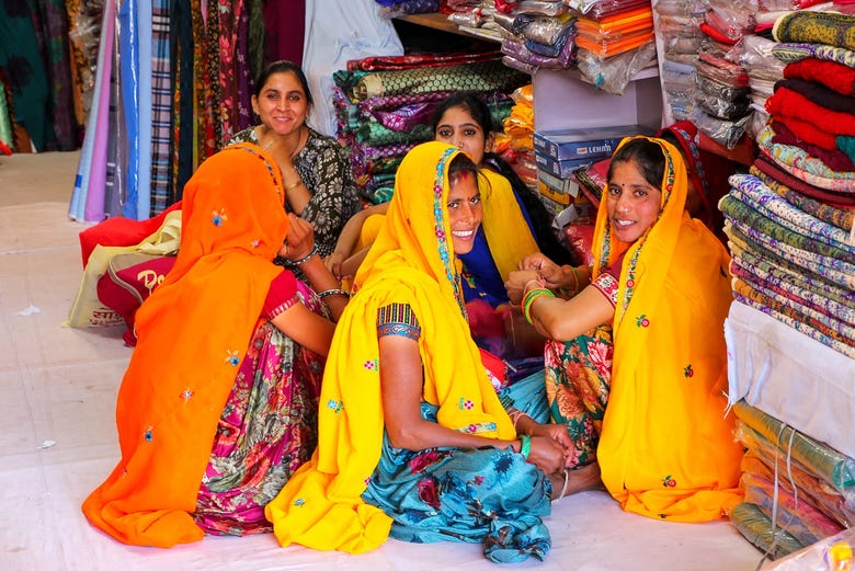 Donne indiane in un bazar di Jaipur