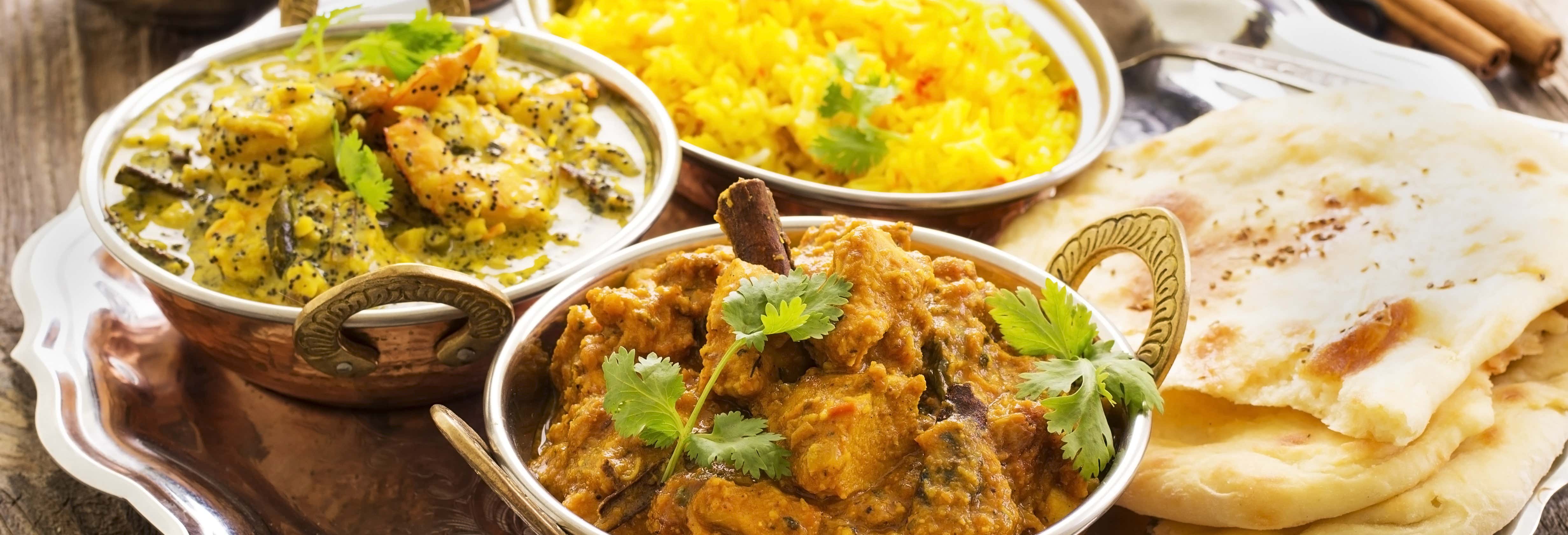 Aula de culinária e jantar com uma família indiana