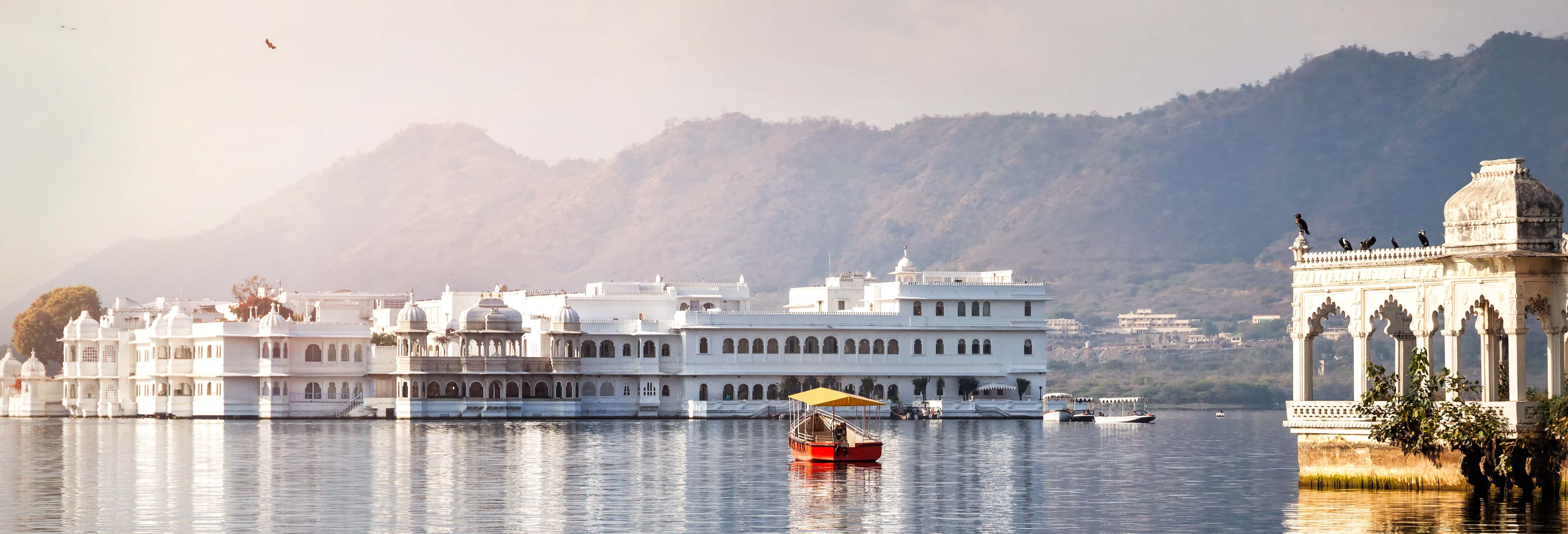 Udaipur Ghat Tour & Lake Pichola Cruise - Book at Civitatis.com