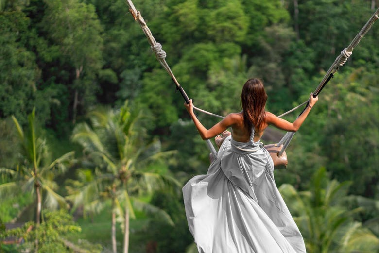Balanceándose en uno de los columpios del Bali Swing