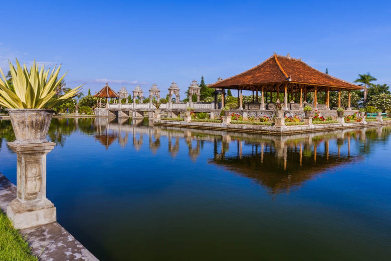 Palácio flutuante de Taman Ujung