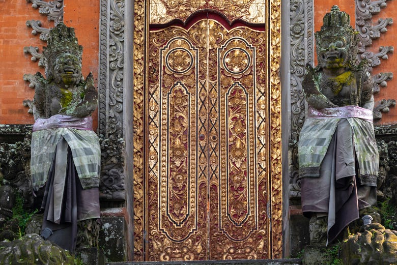 Admirando las puertas del templo Pura Taman Saraswati