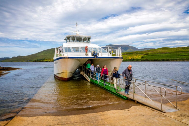 Le bateau de l'excursion à Killary Fjord