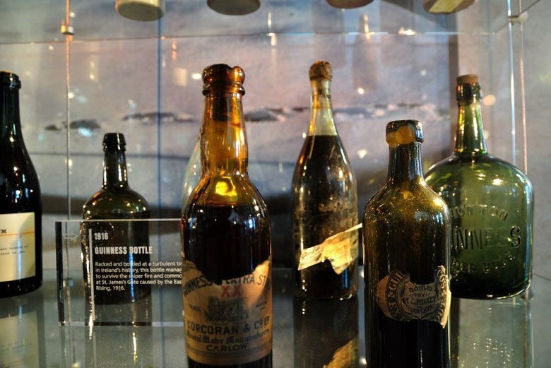 Diferentes botellas a lo largo de la historia
