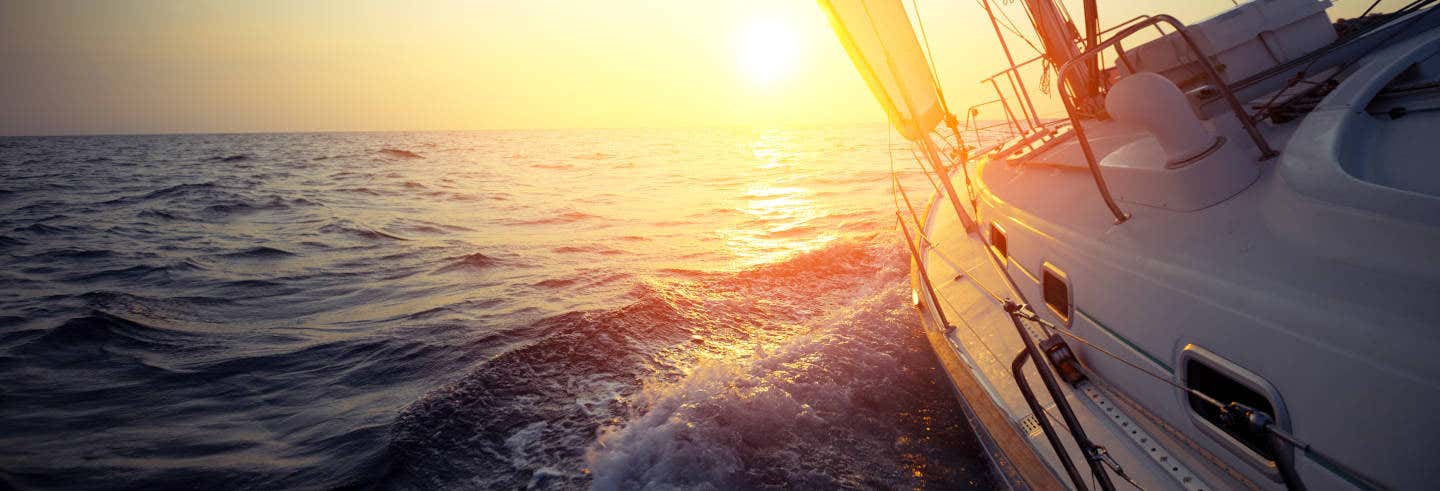Paseo privado en yate al atardecer