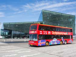 L'autobus turistico vicino all'Harpa
