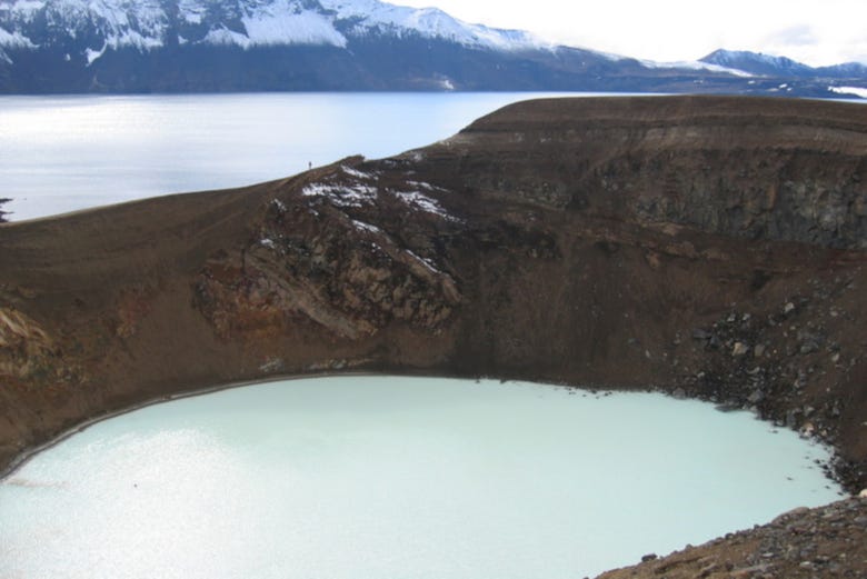 O lago Öskjuvatn e a cratera Víti