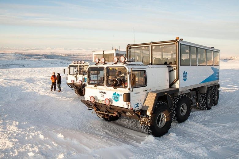 Camiones de hielo por el glaciar