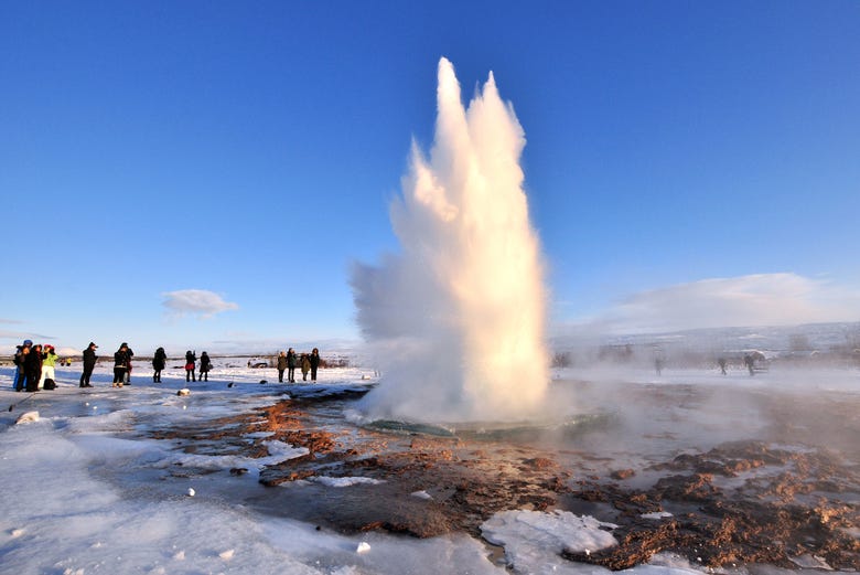 Le geyser Strokkur en éruption