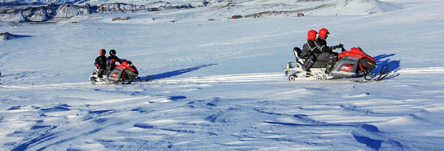 Aventura en moto de nieve por el sur de Islandia