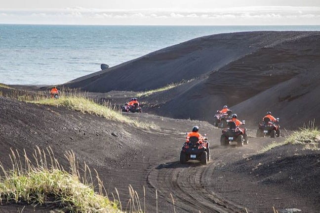Dirigindo um quadriciclo pela Islândia