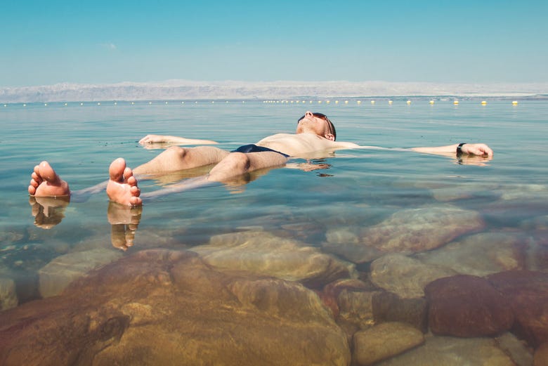 Galleggiando sulle acque del Mar Morto