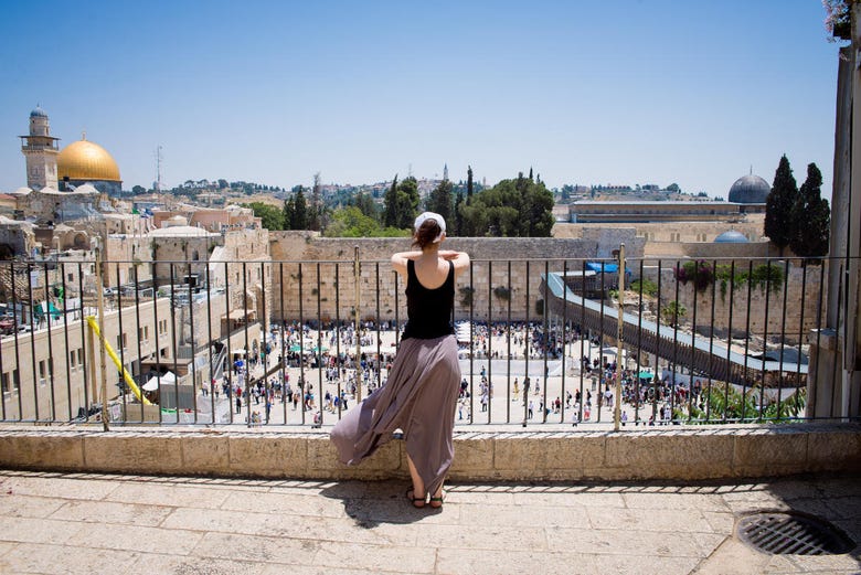 Contempler la vieille ville de Jérusalem