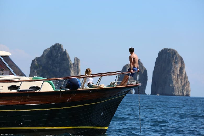 Navegando por la costa de Capri