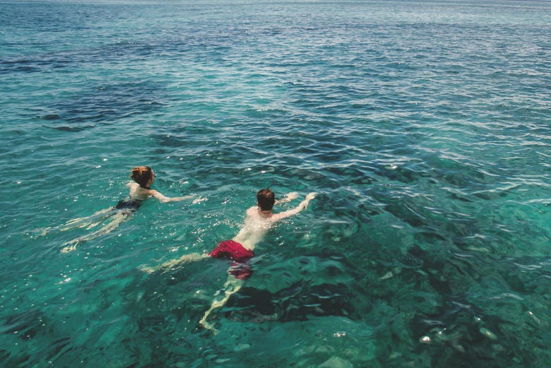 Casal nadando no mar Tirreno
