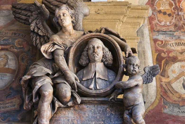 Esculturas e escudos no Archiginnasio de Bolonha