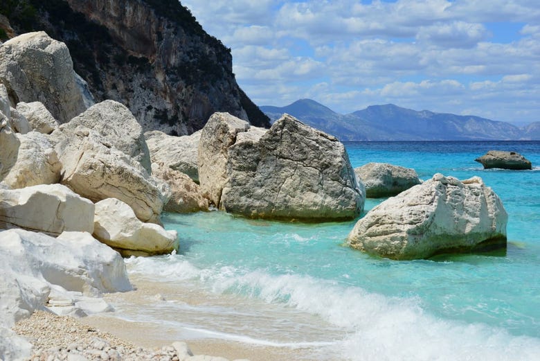 Buceando cerca de las rocas del Mediterráneo