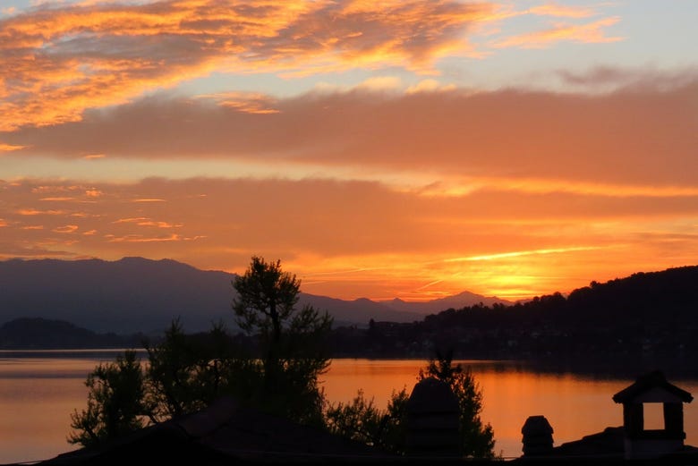 Admirando la puesta de sol en el lago Mayor