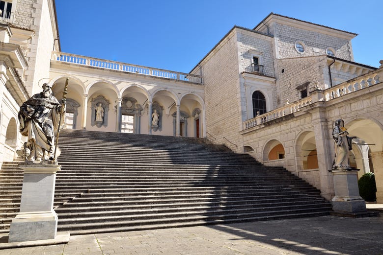 Recorriendo la abadía de Montecasino