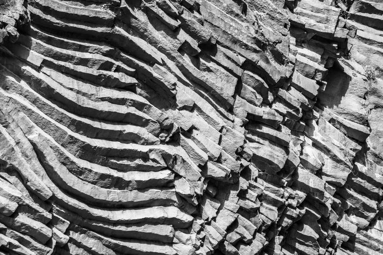 Les roches basaltiques dans les Gorges de l'Alcantara