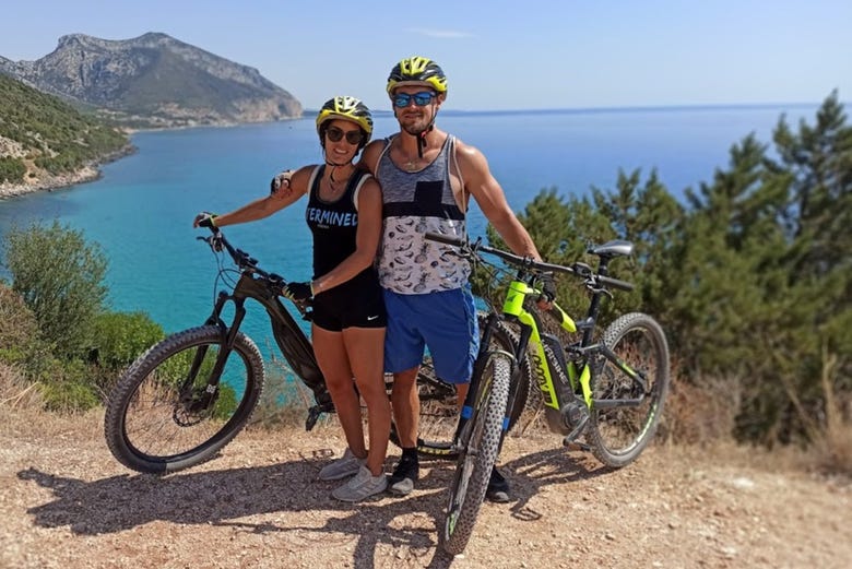 Una pareja con las bicis en la Cala Gonone