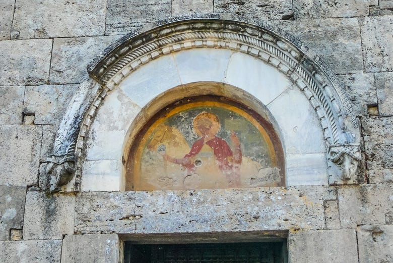 Detalle de la fachada de la catedral de San Juan y San Pablo