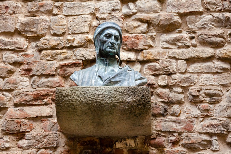 Escultura de Dante Alighieri 