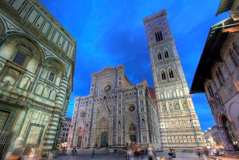 A Catedral e o Campanile na Piazza del Duomo